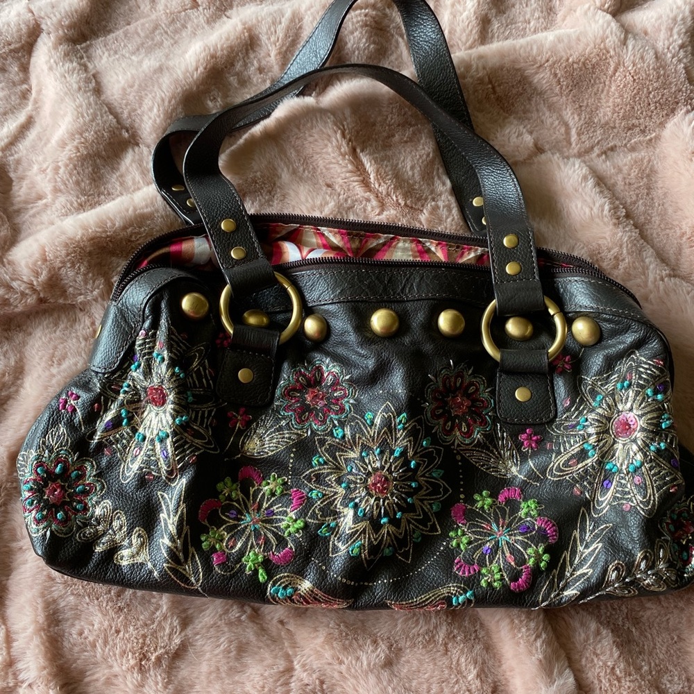 Super cute shoulder bag with embroidery